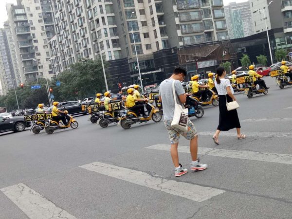 와이마이라고 부르는 중국의 배달 서비스 오토바이들